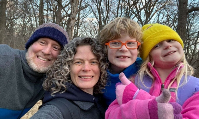 ▲미국 아이오와주 캠핑장에서 발생한 총격 사건의 피해자 가족. (AP연합뉴스)