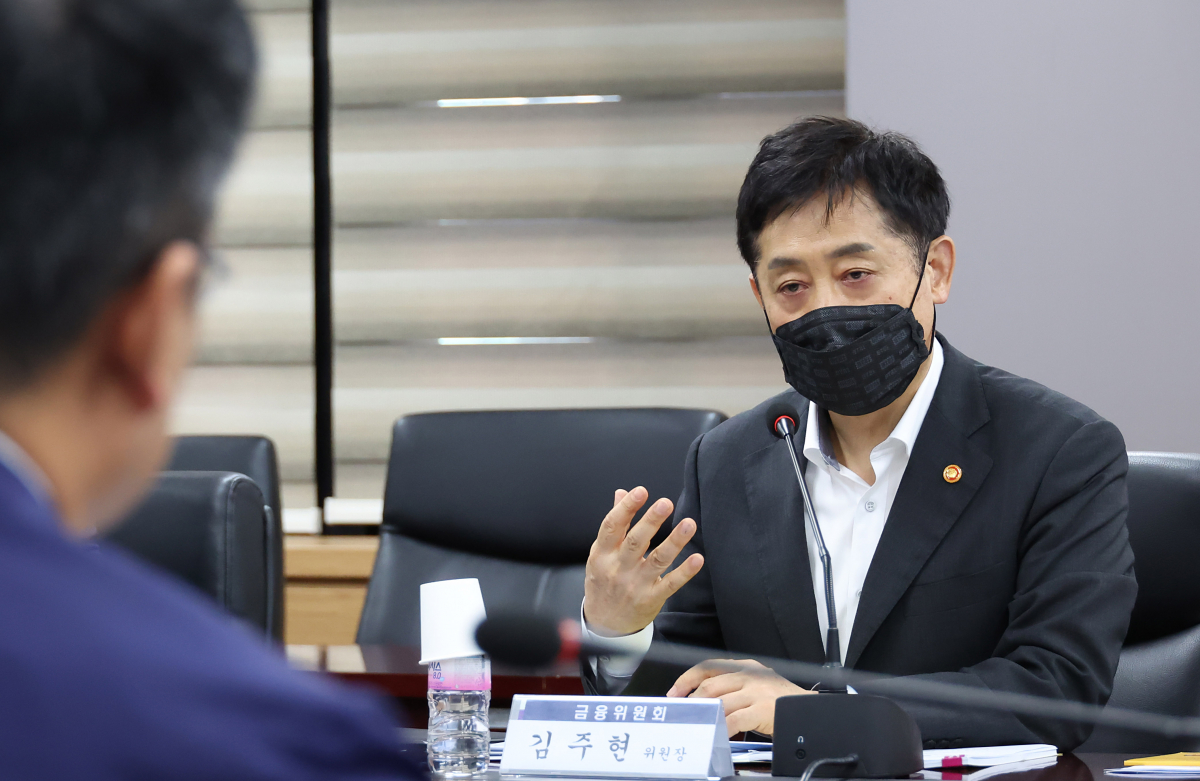 ▲김주현 금융위원장이 25일 오전 서울 종로구 정부서울청사에서 경제·금융시장 전문가 간담회를 열고 국제금융센터 원장, 경제·금융시장 관련 민간 전문가 등과 국내 경제·금융시장 동향 및 리스크 요인에 대해 논의했다.