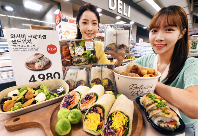 ▲25일 서울 성산동 홈플러스 월드컵점에서 모델들이 델리 신상품을 선보이고 있다.(사진제공=홈플러스)