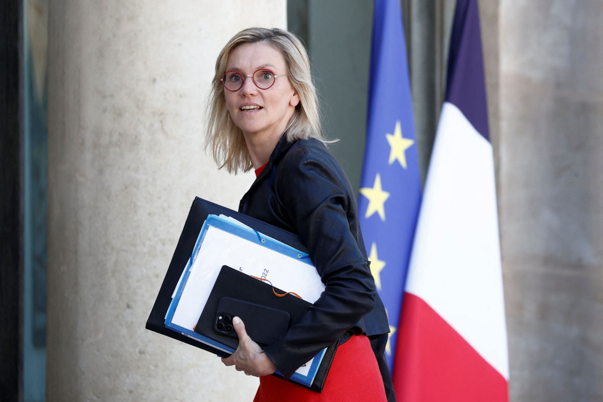 ▲아녜스 파니에-뤼나셰르 프랑스 에너지전환 담당 국무장관이 4일 의회에 들어가고 있다. 파리/로이터연합뉴스
