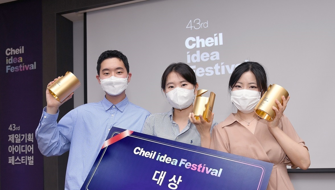 ▲제43회 아이디어 페스티벌에서 대상을 수상한 학생들이 기념 촬영을 하고 있다. (사진제공=제일기획)