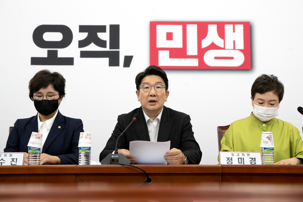 ▲[서울=뉴시스] 김선웅 기자 = 국민의힘 권성동 당 대표 직무대행 겸 원내대표가 25일 서울 여의도 국회에서 열린 최고위원회의에서 발언하고 있다. (공동취재사진) 2022.07.25. photo@newsis.com