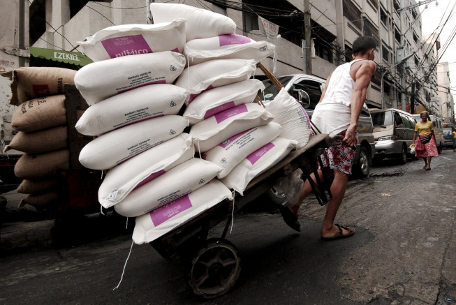 ▲2010년 8월 18일 필리핀 마닐라에서 한 사람이 밀가루 포대를 운반하고 있다. 마닐라/신화뉴시스