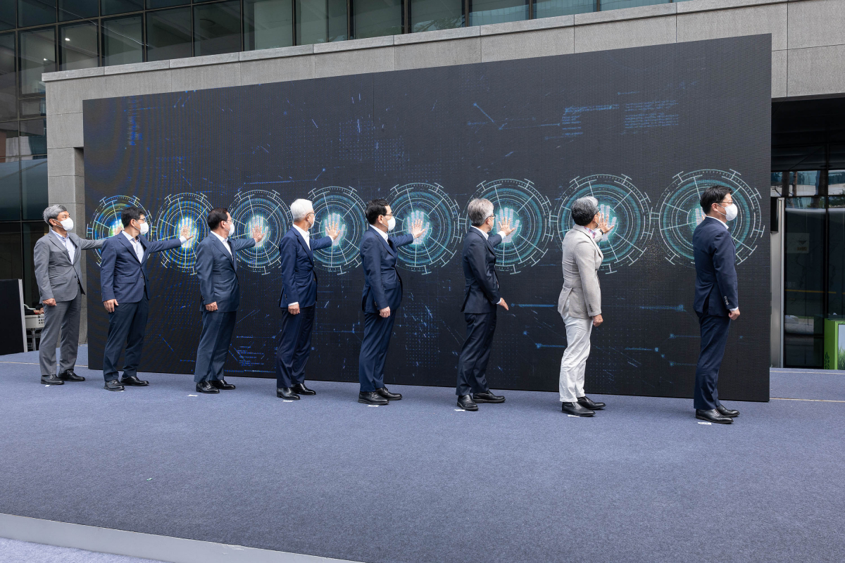 ▲25일 삼성전자가 세계 최초 3나노 파운드리 출하식을 개최했다. 이날 행사에는 이창양 산자부 장관, 경계현 사장을 비롯한 협력사, 팹리스, 삼성전자 임직원 등 100여 명이 참석했다. (사진제공=삼성전자)