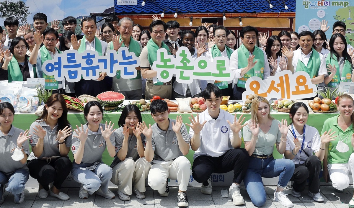 ▲정황근 농림축산식품부 장관, 허창수 전경련 회장, 이성희 농협중앙회 회장 등 참석자들이 서울 홍대 걷고싶은 거리에서 '농촌에서 여름휴가 보내세요' 캠페인을 하고 있다. (뉴시스)