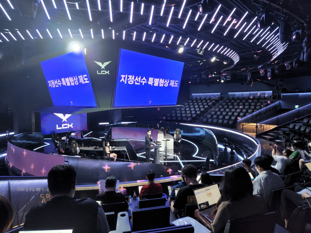 ▲LCK 아레나에서 열린 기자간담회에서 새롭게 도입되는 제도에 대해 설명하고 있다.  (조성준 기자 tiatio@)