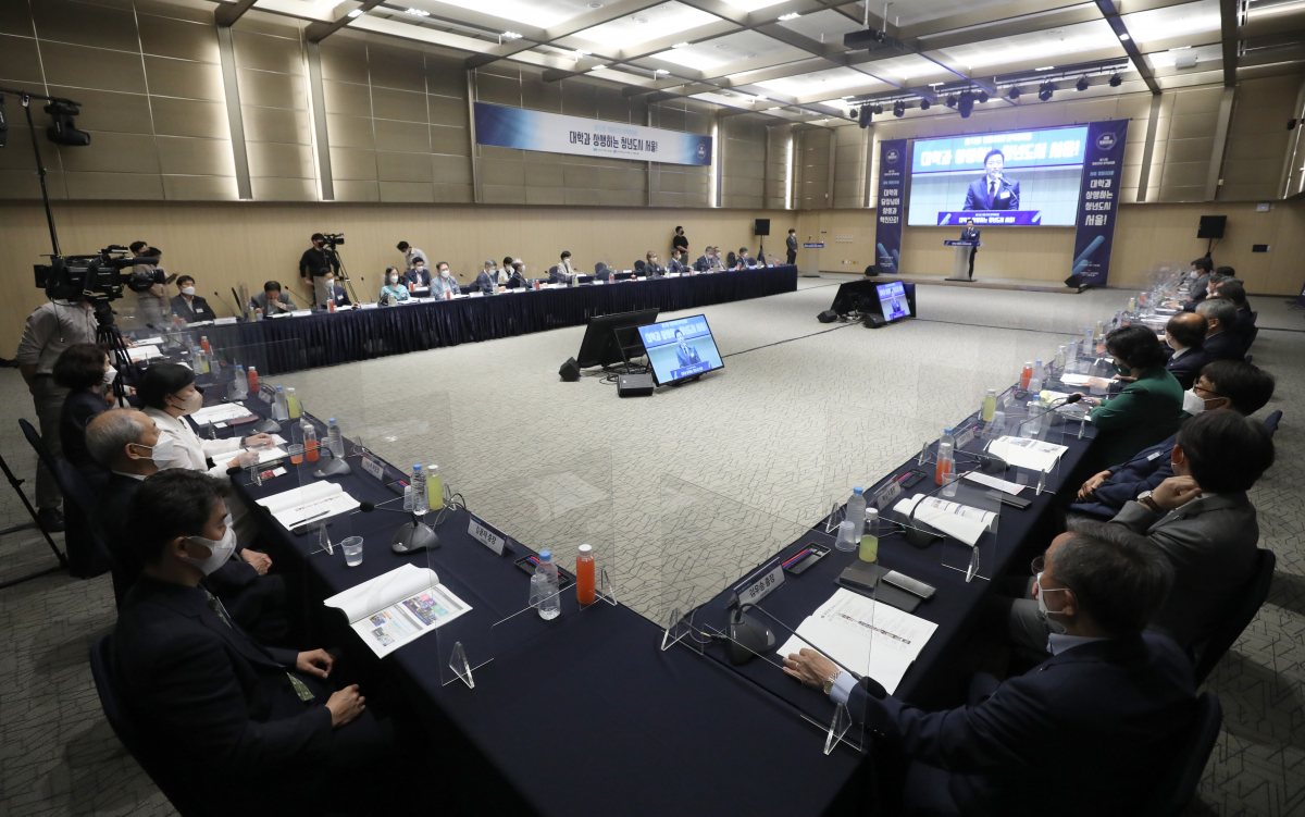 ▲제12회 캠퍼스타운 정책협의회에 오세훈 서울시장과 36개 대학 총장·부총장 등이 참석했다.  (뉴시스)