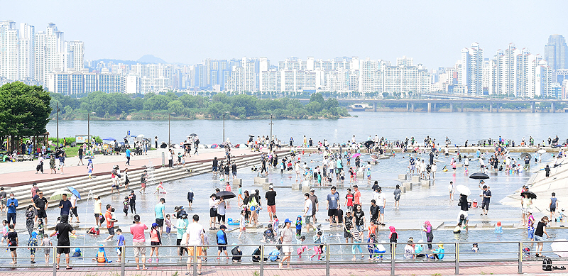 ▲10일 서울 여의도 물빛광장에서 시민들이 더위를 피하기 위해 물놀이를 하고 있다. (고이란 기자 photoeran@)