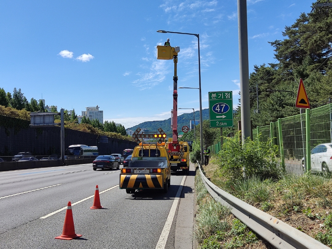 ▲서울시설공단에서 도로에 있는 조명 교체작업을 진행하고 있다. (자료제공=서울시설공단)