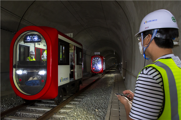 ▲한국철도기술연구원 연구원이 총북 오송 철도연 철도종합시험선로의 터널에서 2대의 축소시험차량으로 T2T 통신 기술을 시험하고 있다. (사진제공=한국철도기술연구원)