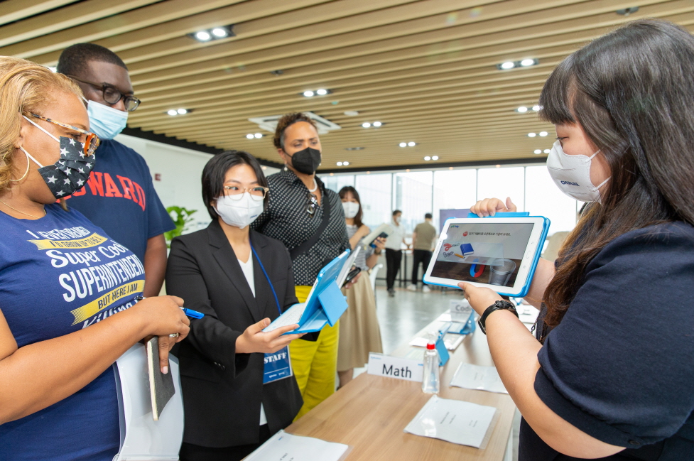 ▲미국 교육 대표단 관계자들이 12일 천재교육 '밀크T' 제품 설명을 듣고 있다. (사진제공=천재교육)
