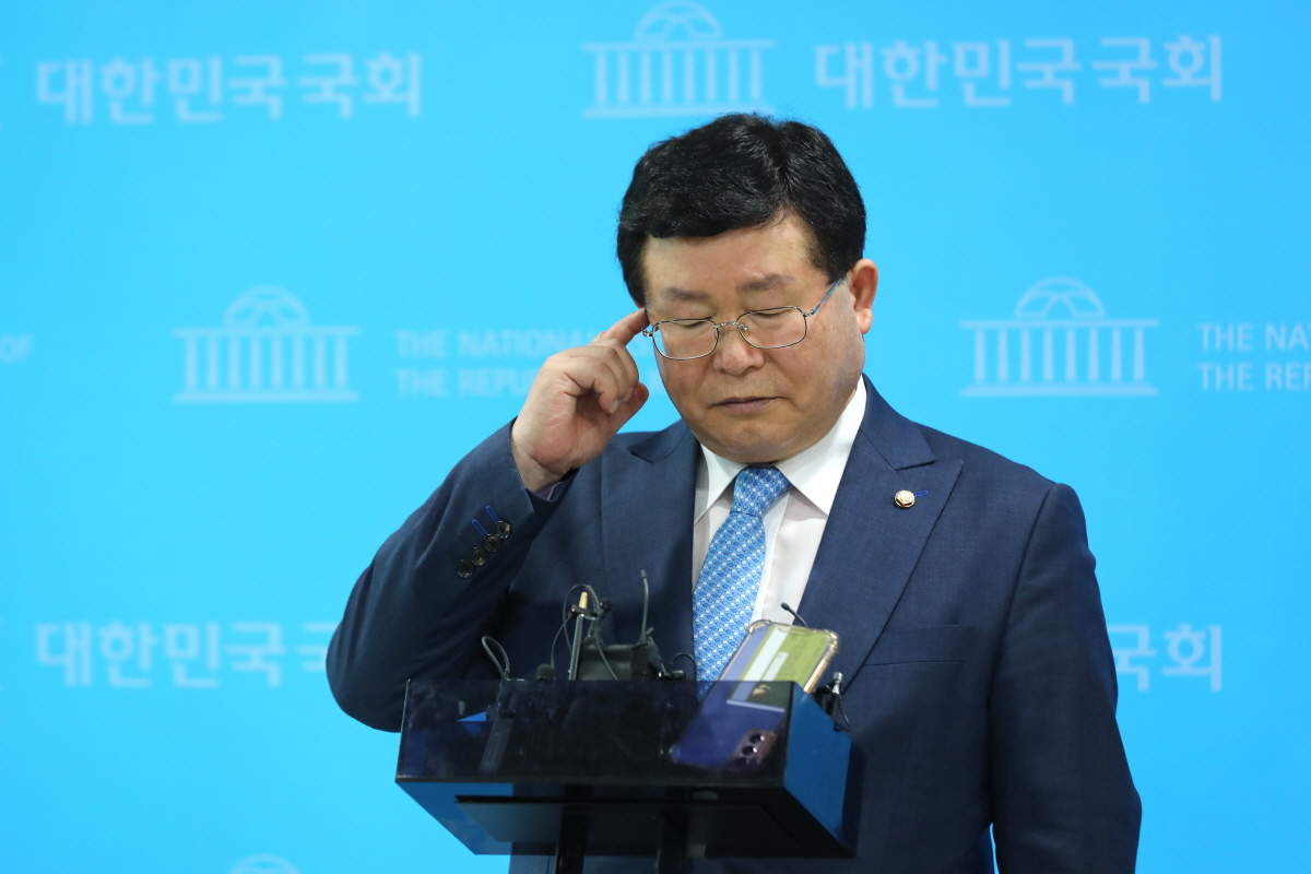 ▲17일 설훈 더불어민주당 의원이 서울 여의도 국회 소통관에서 당대표 출마 선언 기자회견을 마친 뒤 취재진의 질문을 듣고 있다. (국회사진기자단)
