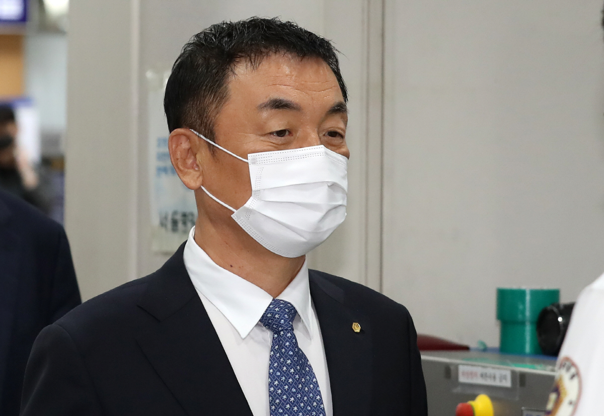 ▲‘도이치모터스 주가조작 연루 의혹’으로 재판을 받고 있는 권오수 전 도이치모터스 회장이 지난달 17일 서울 서초구 서울중앙지법에서 열린 13차 공판에 출석하고 있다. (뉴시스)