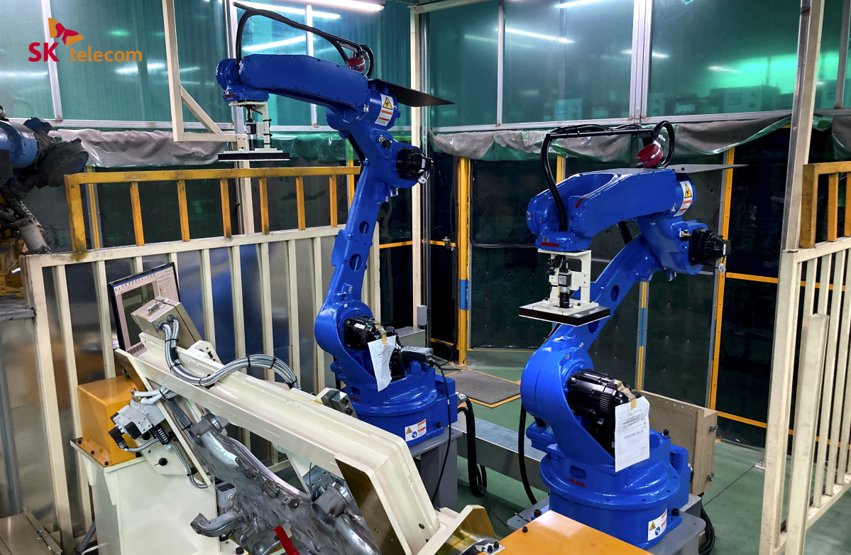 ▲경북 영천에 위치한 화신 공장에서 SKT 웰딩 AI 솔루션을 통해 용접 품질 검사를 진행하고 있는 모습. (사진제공=SK텔레콤)