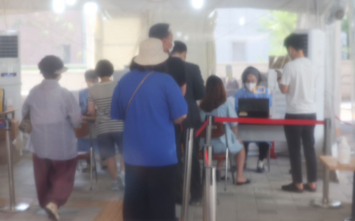 ▲26일 코로나 확진자 급증세로 서울 마포구보건소 코로나19 선별진료소가 붐비고 있다. (연합뉴스)