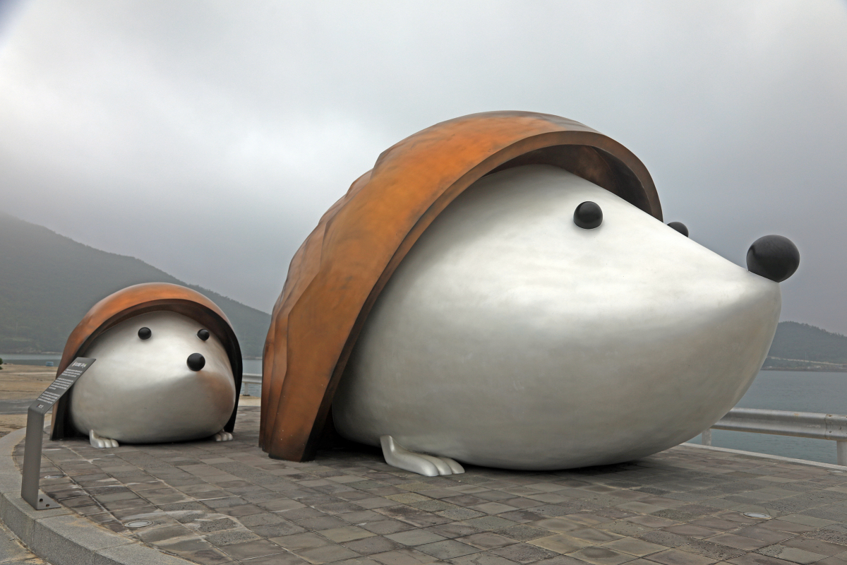 ▲위도를 상징하는 고슴도치 조형물사진 (문일식)