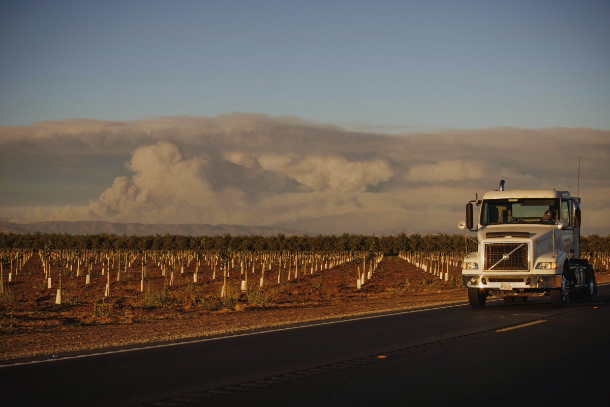 ▲미국 캘리포니아주 마리포사카운티 고속도로에서 22일 트럭 한 대가 지나고 있다. 마리포사카운티/AP뉴시스
