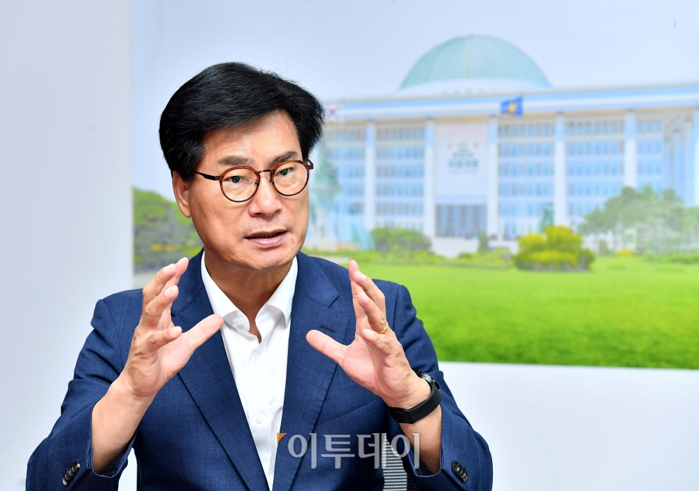 ▲김영식 국민의힘 의원이 26일 서울 여의도 국회 의원회관에서 이투데이와 인터뷰를 갖고 있다. (신태현 기자 holjjak@)