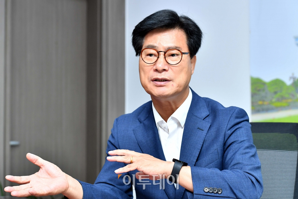 ▲김영식 국민의힘 의원이 26일 서울 여의도 국회 의원회관에서 이투데이와 인터뷰를 갖고 있다. (신태현 기자 holjjak@)