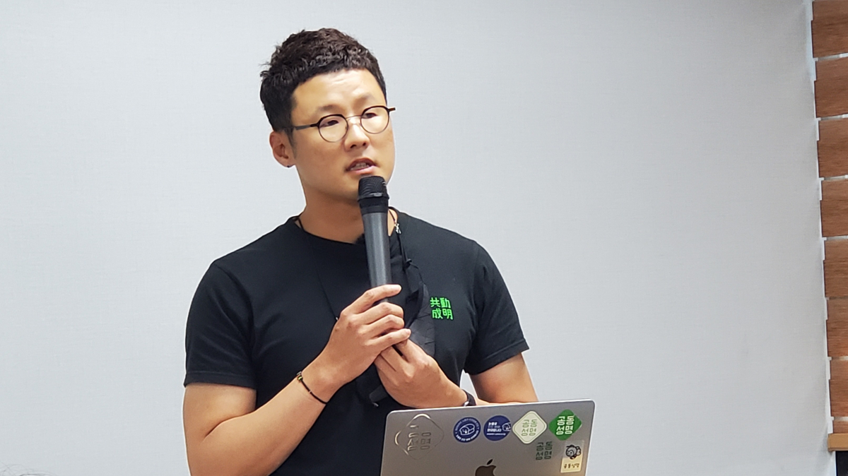 ▲오세윤 공동성명 지회장이 26일 네이버 '손자회사' 5곳의 단체 행동 방향성에 대해 설명하고 있다. (이시온 수습기자 zion0304@)