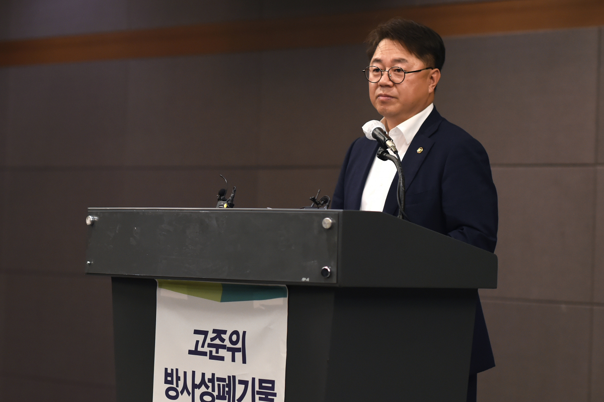 ▲박일준 산업통상자원부 차관이 20일 서울 서초구 더케이서울호텔에서 열린 '고준위 방사성폐기물 R&D 로드맵 토론회'에 참석해 인사말을 하고 있다. (사진=산업통상자원부 제공)