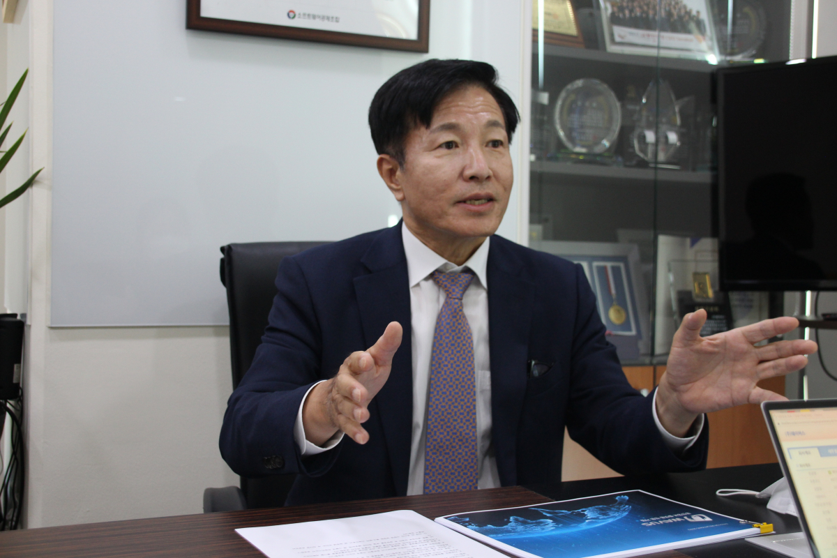 ▲김학성 웨이버스 대표가 25일 서울 구로구의 사무실에서 이투데이와 인터뷰하고 있다. (사진 제공 = 웨이버스)