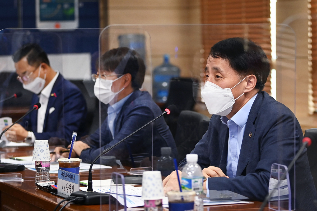 ▲장영진 산업통상자원부 1차관이 20일 인천 남동국가산업단지 산업단지공단 인천지역본부에서 열린 산업입지 규제개선 간담회를 주재하고 있다. (사진=산업통상자원부 제공)
