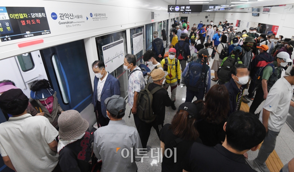 ▲신림선 경전철 개통 후 첫 주말인 지난 5월 29일 서울 관악구 관악산역에 신림선 경전철이 도착하고 있다. 조현호 기자 hyunho@