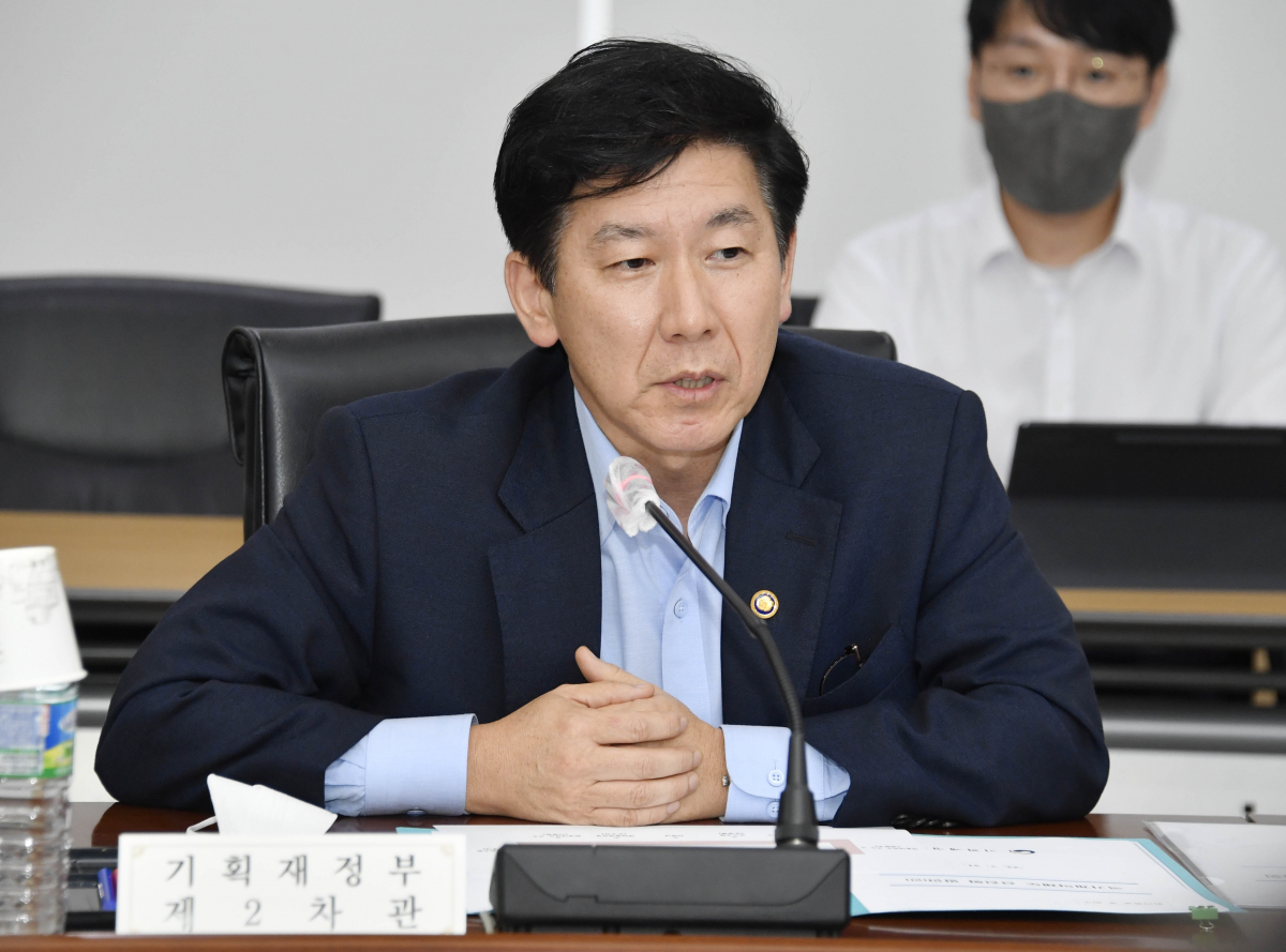 ▲최상대 기획재정부 2차관이 7월 21일 정부세종청사에서 열린 '국가계약제도 선진화 전문가 간담회'를 주재, 모두발언을 하고 있다. (사진제공=기획재정부)