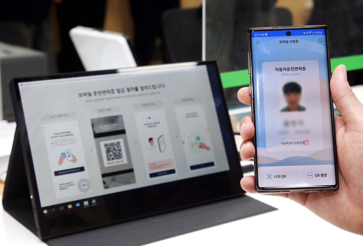 ▲스마트폰에 발급 받은 모바일 운전면허증 화면. (사진제공=도로교통공단)