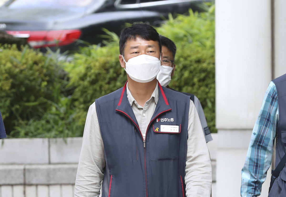 ▲방역수칙을 위반하고 대규모 집회를 주도한 혐의로 1심에서 징역 1년과 집행유예 2년을 선고받은 양경수 전국민주노동조합총연맹(민주노총) 위원장이 28일 오전 서울 서초구 서울중앙지방법원에서 열린 항소심 선고 공판에 출석하고 있다. (뉴시스)
