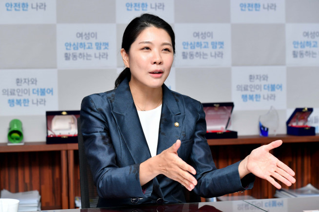 ▲신현영 더불어민주당 의원이 28일 서울 여의도 국회 의원회관에서 이투데이와 인터뷰를 갖고 있다. 신태현 기자 holjjak@