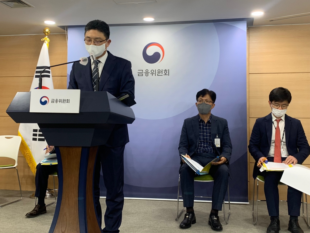 ▲28일 정부서울청사 브리핑실에서 이윤수 금융위원회 자본시장정책관이 윤병준 대검찰청 반부패부 과장, 안승근 금융감독원 조사국장, 이승범 한국거래소 시장감시본부 본부장보 등 관계기관과 함께 불법 공매도 적발, 처벌 강화 및 공매도 관련 제도 보완 방안을 발표하고 있다. (출처=정회인 수습기자)