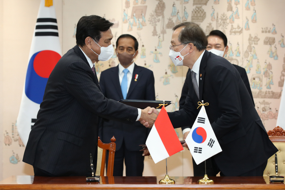 ▲28일 오후 서울 용산 대통령실 청사에서 조승환 해양수산부 장관과 인도네시아 루훗 빈사르 판자이탄 해양투자조정부 장관이 해양협력 양해각서를 체결하고 악수하고 있다. 뒤에는 윤석열 대통령과 조코 위도도 인도네시아 대통령이 지켜보고 있다. (연합뉴스)