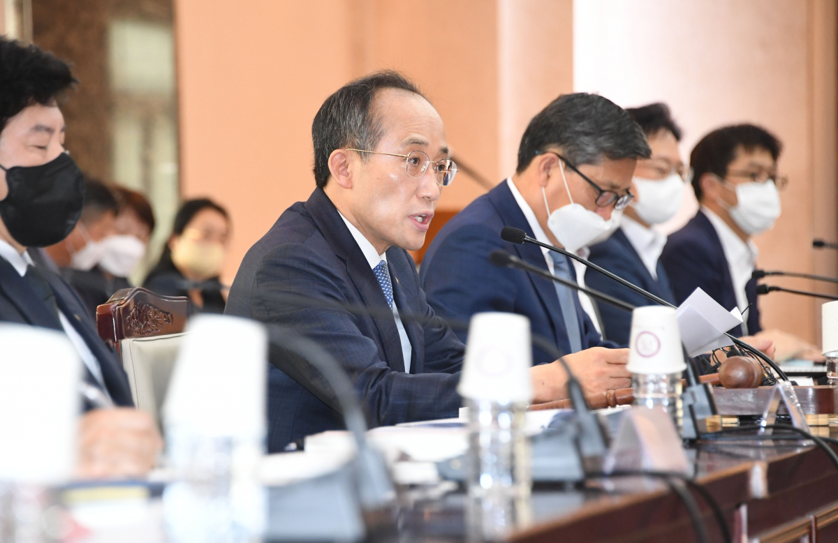 ▲추경호 경제부총리 겸 기획재정부 장관 7월 29일 서울 종로구 정부서울청사에서 열린 '2022년 제9차 공공기관운영위원회'를 주재, 모두발언을 하고 있다. (사진제공=기획재정부)
