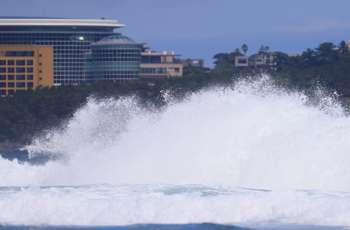 ▲지난 4일 태풍 에어리가 제주도 남쪽 해상에서 발달해 너울이 치고 있다. (연합뉴스)