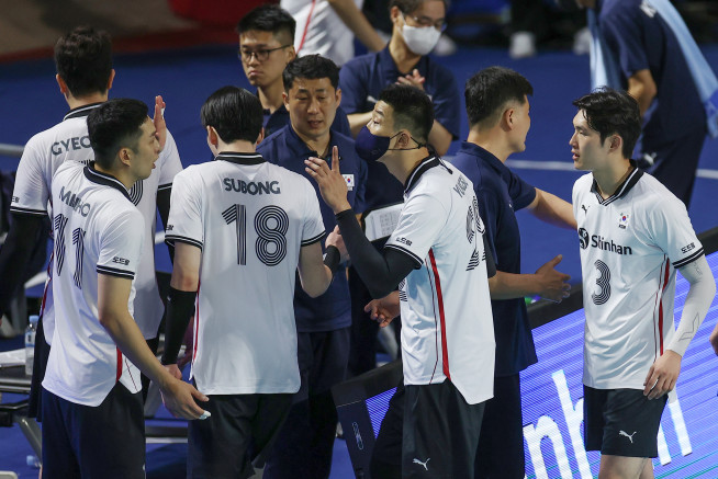 ▲28일 서울 잠실실내체육관에서 열린 2022 국제배구연맹(FIVB) 발리볼챌린저컵 한국과 호주의 경기. 3세트를 이긴 한국 선수들이 벤치로 들어가며 기뻐하고 있다.(연합뉴스)