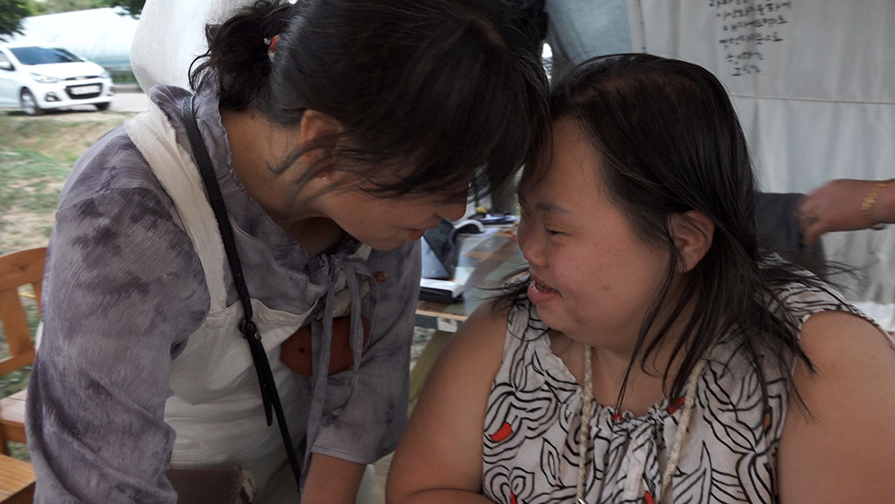 ▲'니얼굴' 스틸컷. 엄마 장차현실 작가와 딸 정은혜 작가(왼쪽부터) (두물머리 픽쳐스)