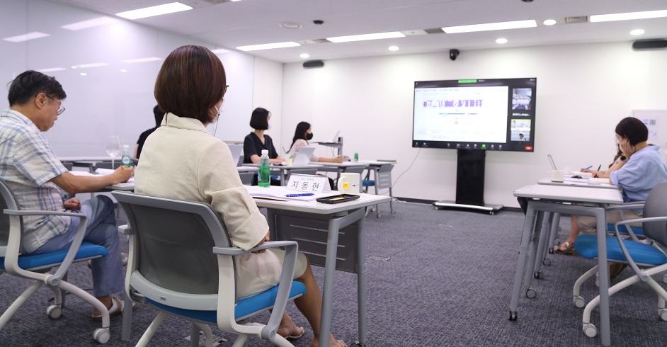 ▲28일 열린 코로나19 치료제∙백신∙신약개발사업단 간담회에서 참석자들이 경청하고 있다. (사진제공=국가신약개발재단)