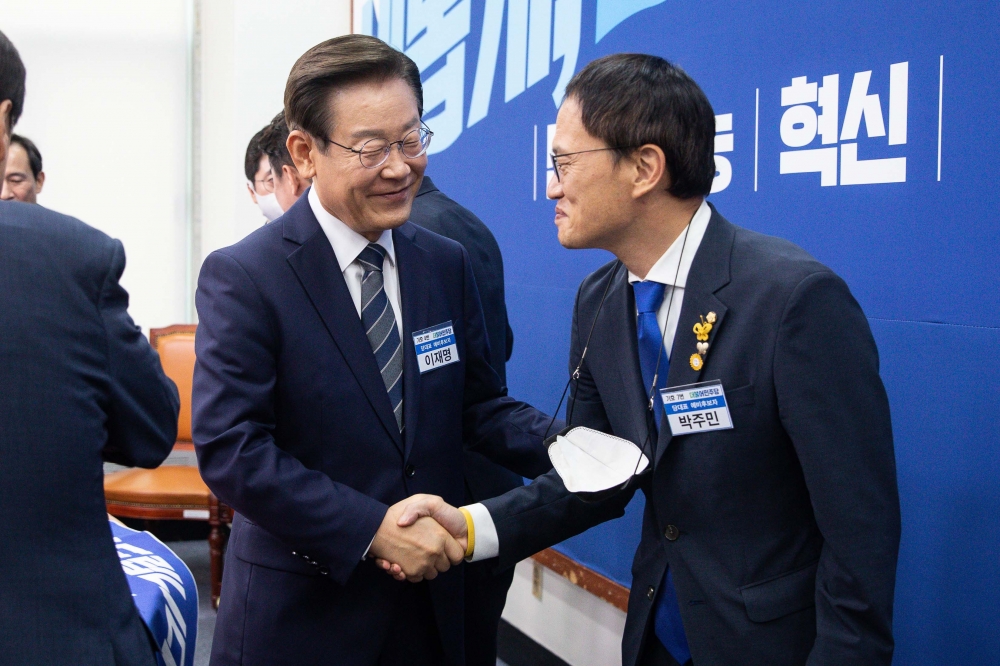 ▲이재명(왼쪽), 박주민 더불어민주당 당대표 예비후보가 19일 서울 여의도 국회에서 열린 민주당 당대표 후보자 포토세션을 마친 후 인사하고 있다.  (신태현 기자 holjjak@)