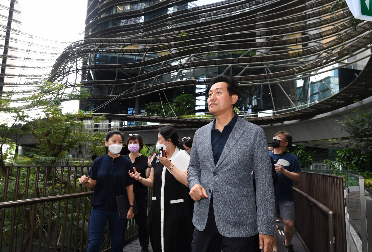 ▲싱가포르를 방문 중인 오세훈 서울시장이 30일 오후(현지시간) 싱가포르의 마리나베이에 위치한 주거‧관광‧국제업무 복합개발단지인 마리나 원의 중앙광장을 걷고 있다. (사진제공=서울시)