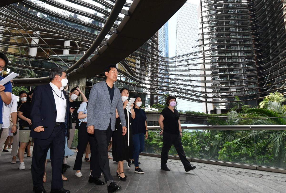 ▲싱가포르를 방문 중인 오세훈 서울시장이 30일 오후(현지시간) 싱가포르의 마리나베이에 위치한 주거‧관광‧국제업무 복합개발단지인 마리나 원의 중앙광장을 걷고 있다. (사진제공=서울시)