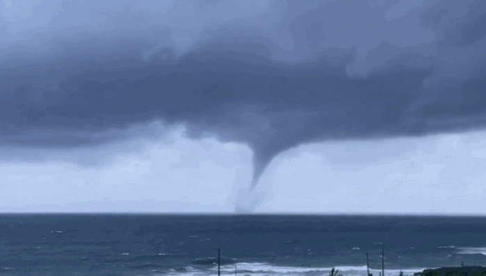 ▲30일 오후 제주 해상에 발생한 용오름 현상. (출처=트위터 캡처.)