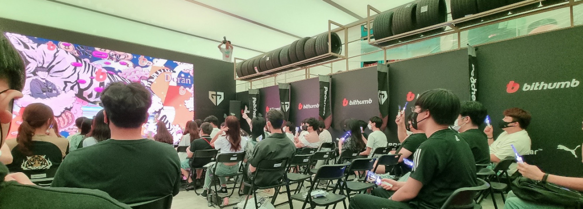 ▲경기 시작 전 뷰잉파티 진행 공간에서 기념사진을 촬영하고 대기하는 팬들의 모습 (박소은 기자 gogumee@)