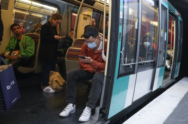 ▲프랑스 파리에서 지난달 30일(현지시간) 한 남성이 지하철에 탑승해 있다. 파리/AP뉴시스
