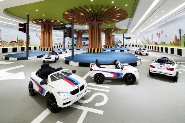 ▲파라다이스 호텔 부산의 'BMW 키즈 드라이빙' 모습(사진제공=파라다이스 호텔 부산)
