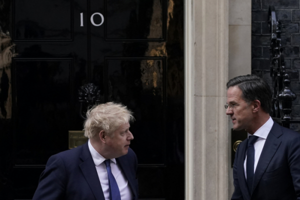 ▲보리스 존슨(왼쪽) 영국 총리와 마르크 뤼터 네덜란드 총리가 3월 7일 런던에서 인사하고 있다. 런던/AP뉴시스