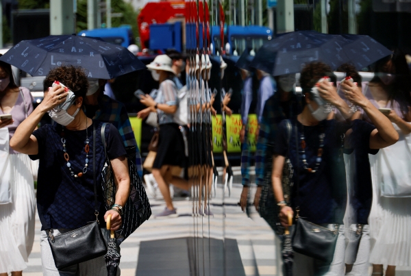 ▲28일(현지시각) 폭염이 강타한 일본 도쿄의 한 거리에서 시민이 얼굴의 땀을 닦으며 거리를 걷고 있다. (도쿄/REUTERS연합뉴스)
