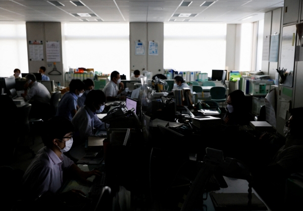 ▲30일 도쿄 도청 직원들이 폭염으로 인한 전력난을 우려해 전등을 끈 채 일하고 있다.(도쿄/REUTERS연합뉴스)
