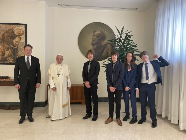 ▲일론 머스크(왼쪽) 테슬라 최고경영자(CEO)가 1일(현지시간) 트위터에 아들 4명과 함께 프란치스코 교황을 알현한 사진을 올렸다. 출처 머스크 트위터 
